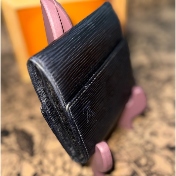LOUIS VUITTON EPI WALLET - Picture 5 of 14